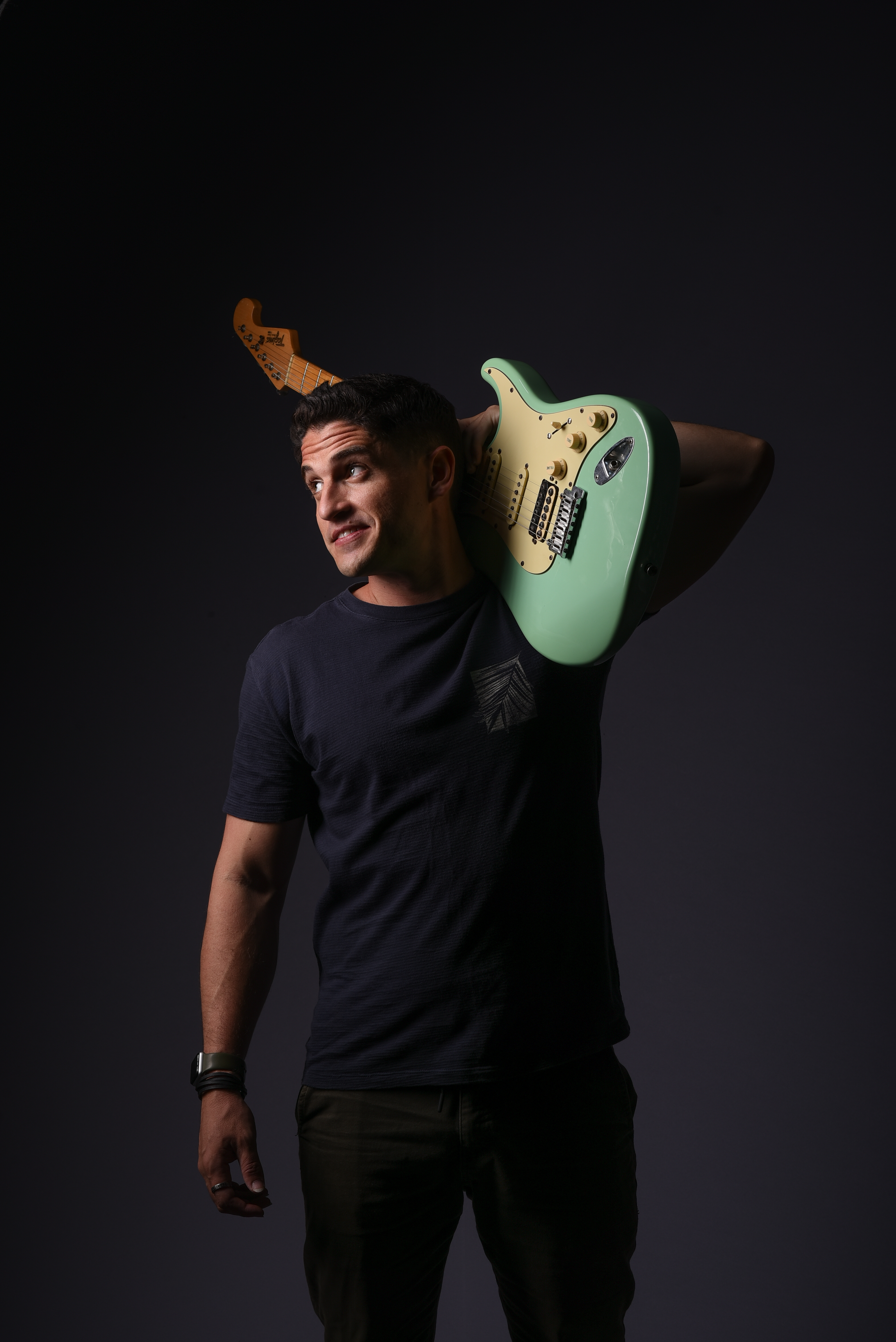 Lucas Dantas com sua guitarra verde