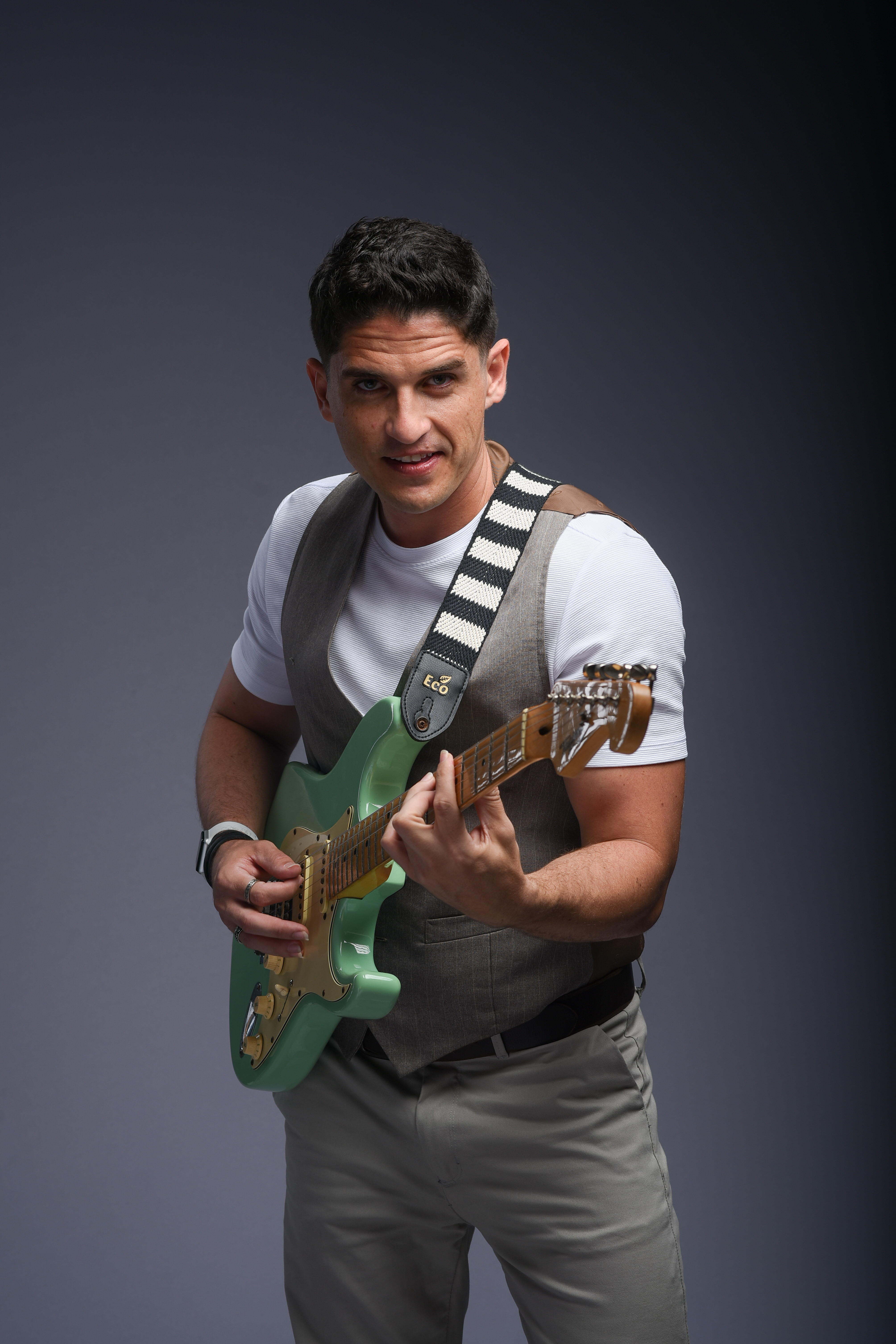 Lucas Dantas tocando guitarra